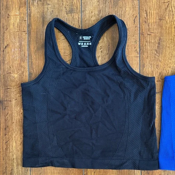 Cropped Ribbed Tanks - Picture 3 of 4